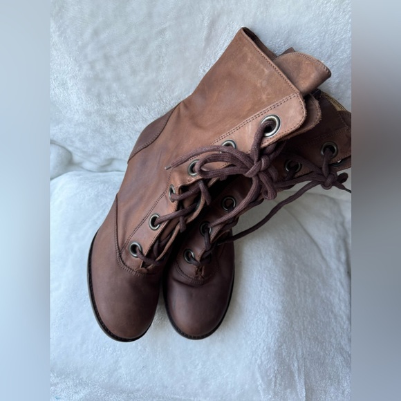 Brown leather (or similar material) lace-up heeled ankle boots. Vintage/retro - Picture 1 of 6